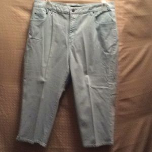 BILL BLASS  Light Blue Capris Jeans